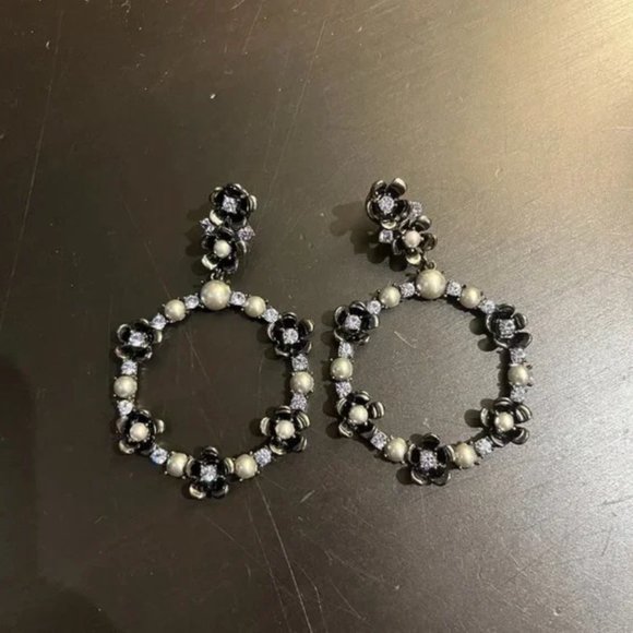kate spade Hematite-Tone Imitation Pearl and Flower Gypsy Hoop Earrings nwot - Picture 2 of 2